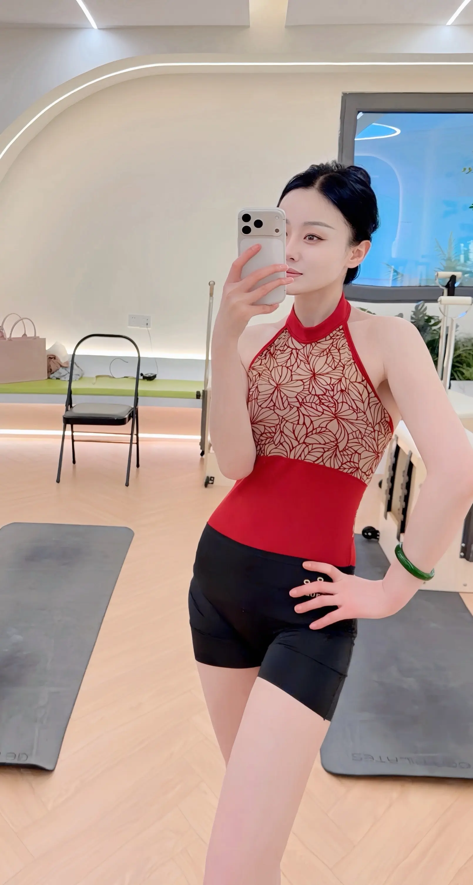 女人追求好身材不是肤浅而是名片，外修干净自律的形象，内修精神富足的独立.