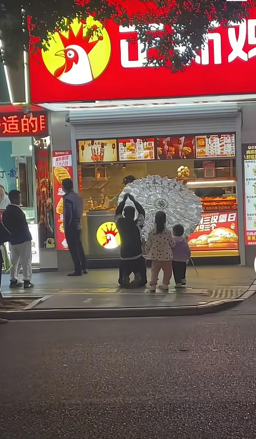 有这样的父亲真丢人！安慰，一男子把车停在别人店门口，服务员上前理论几句，男子怀恨