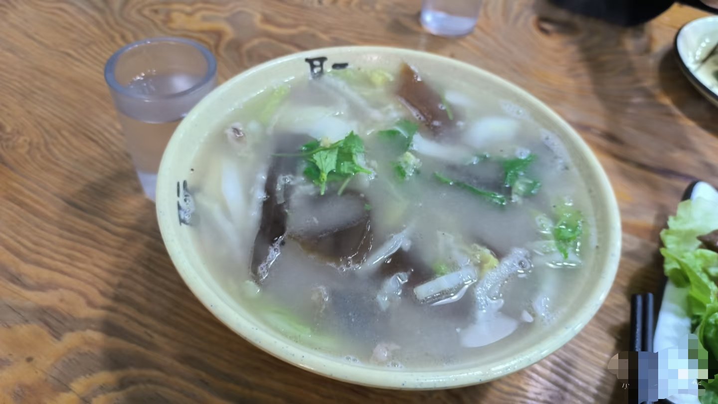 家乡安徽宿州的蕲县马蹄烧饼，每年过年回去都想吃几个。从炭火炉中刚烤出来的特别酥脆