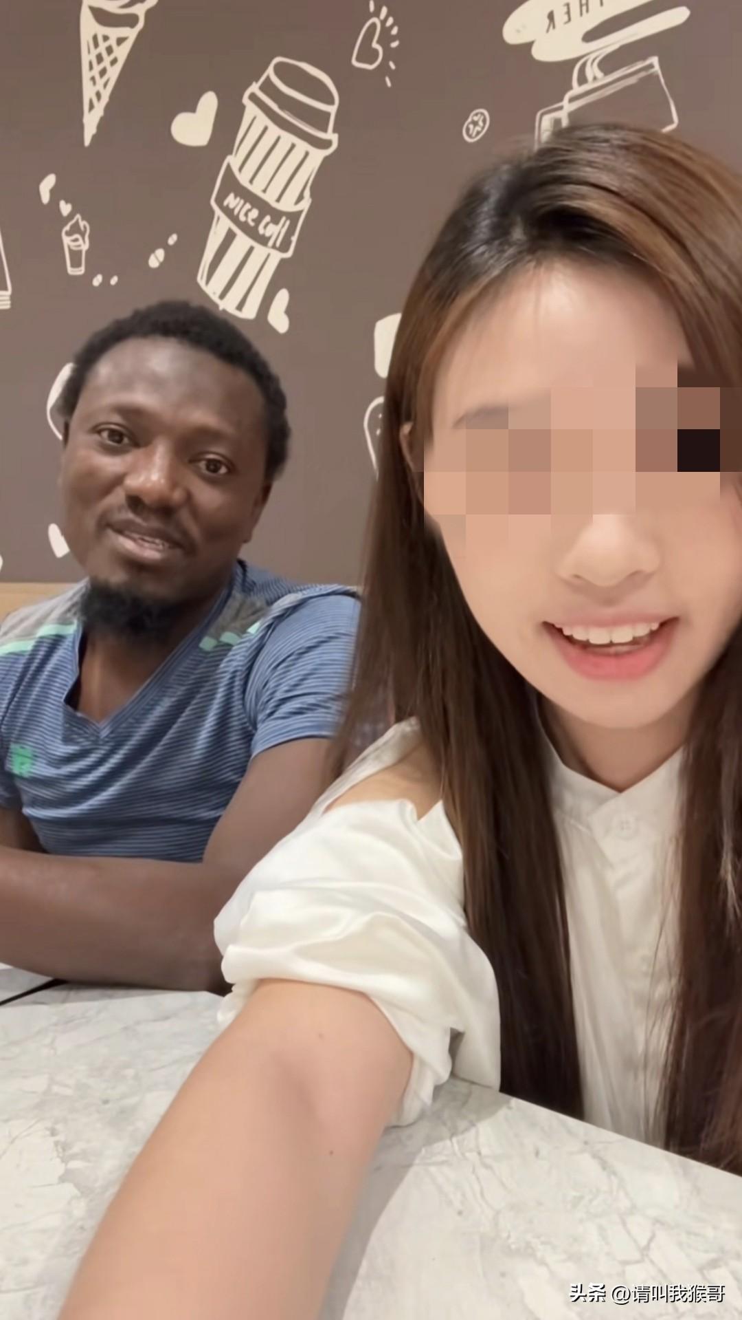 这位美女拍下这段视频，只是为了反驳网友说的“黑哥吃饭不优雅”，视频中她说她请黑哥