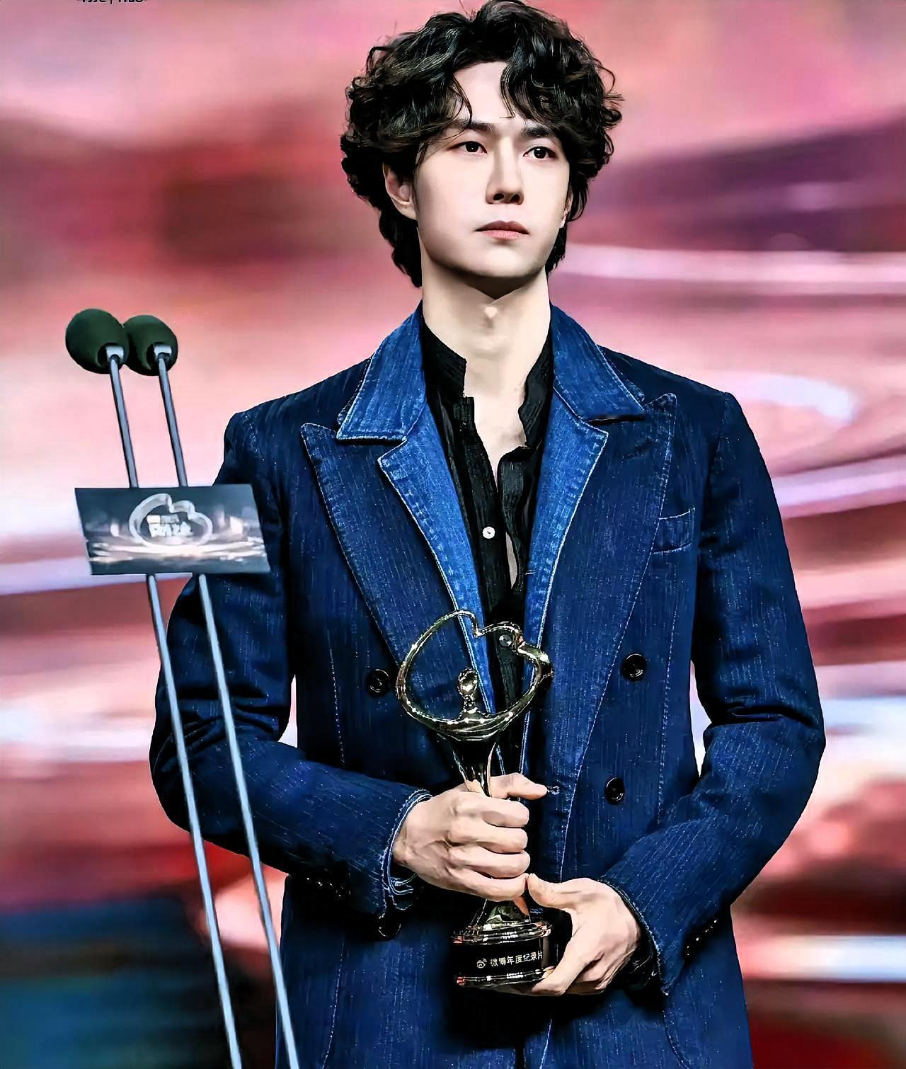 哎你别说，
一束花两个人拿，
场面真能尴尬到凝固。主持人刚念完获奖名单，王一博和