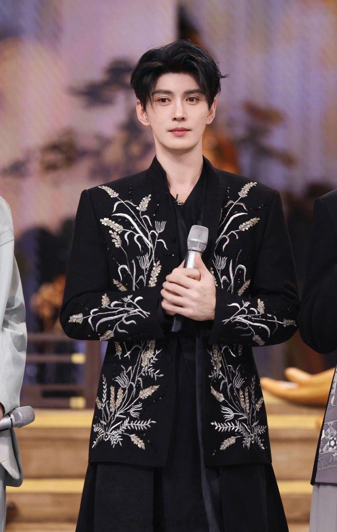 何炅说只想看徐正溪跳舞徐正溪跳舞自带“反差萌”滤镜！明明是高冷男神，一跳舞就变“