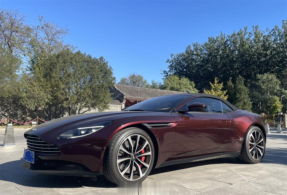 阿斯顿马丁 DB11 V8 Volante 准新车[酷]非常稀有的神圣红车漆，搭
