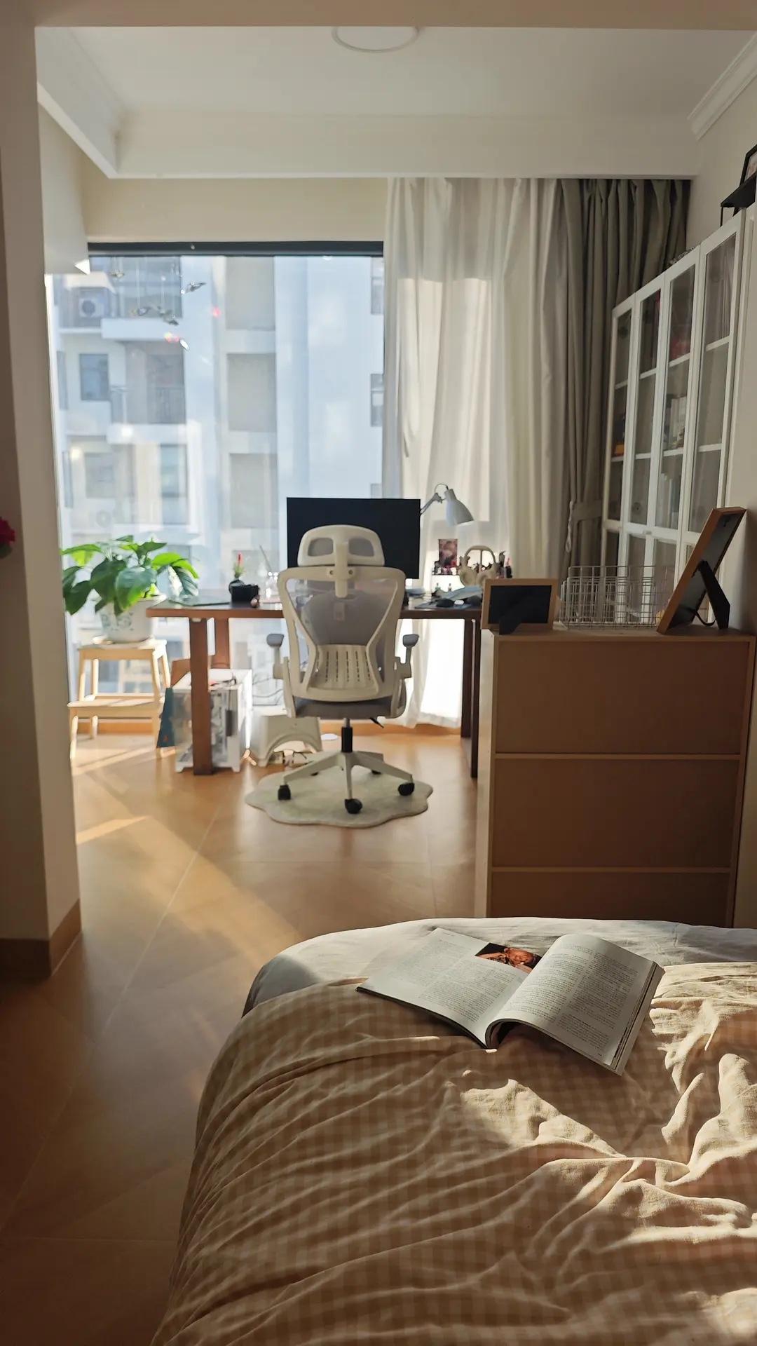 一些非常耗气血的行为：

1. 长期熬夜：打乱气血生成节律，耗伤肝血肾精。

2