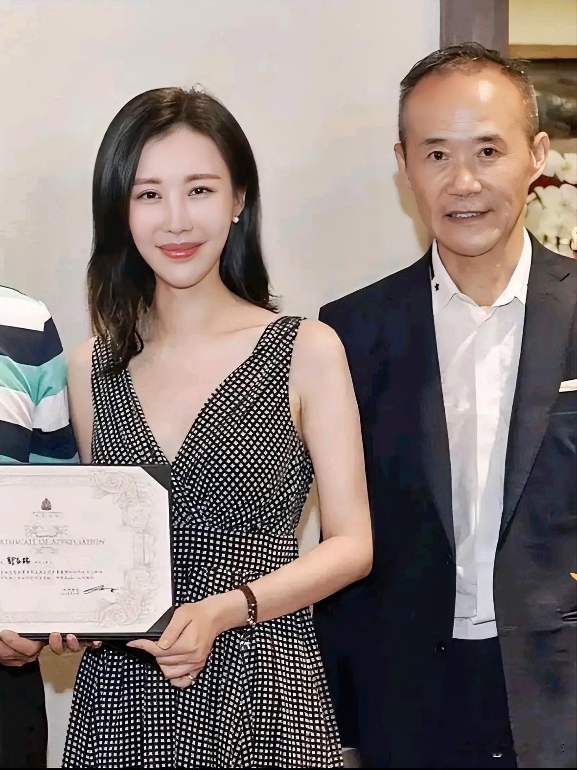 连发三条道歉信，隔着屏幕都能闻到那股子慌乱劲儿。

前几天还敲锣打鼓地招兵买马，