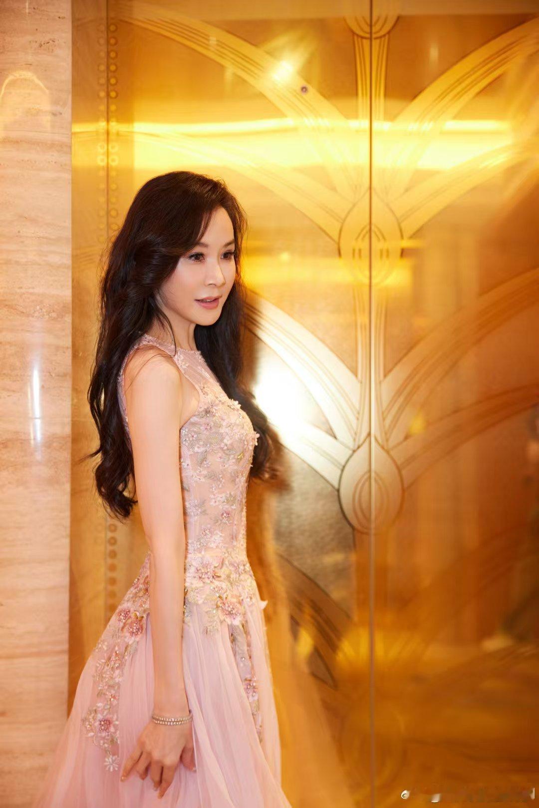 萧蔷看得出她是公主 乘风2026不用刻意证明，萧蔷的公主感与生俱来，眼神温柔又坚