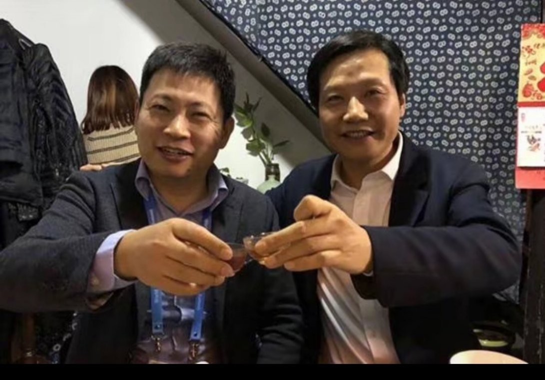 两个大脸盘大佬，都还有头发，手细皮嫩肉的[good] ​​​