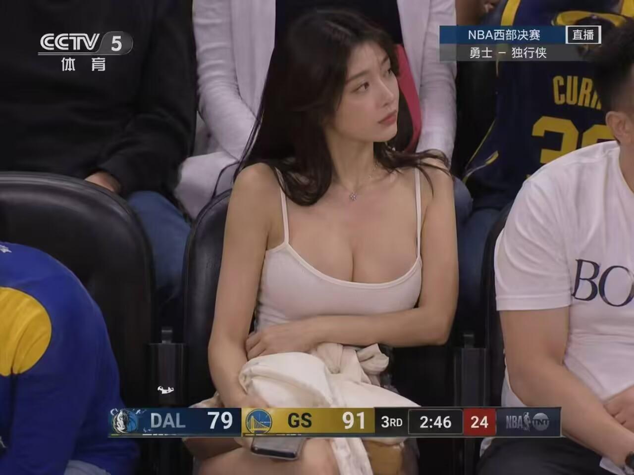 万能的条友，这个场边美女是谁？有谁知道吗？这是NBA比赛的画面，真的很漂亮。