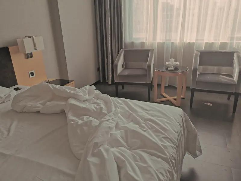 男女同事出差，这是我虚构出来的情节，并非真实发生。

酒店客满，夜深难寻住处，只
