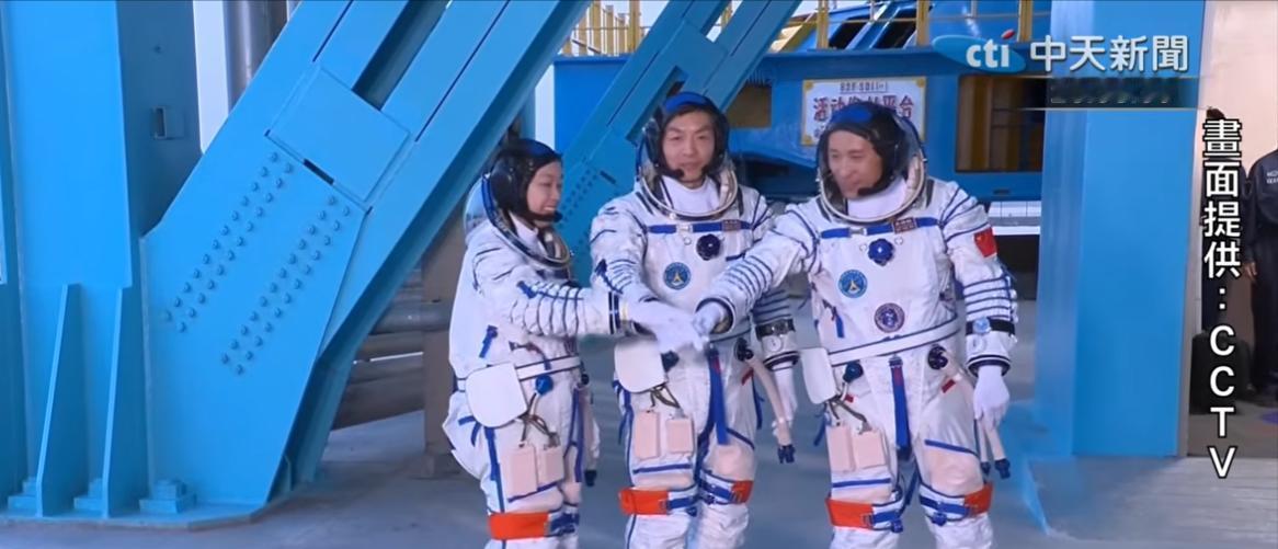 台湾中天频道，在24号晚间转播了神州23号升空的直播，岛内网友终于能亲眼见证了！