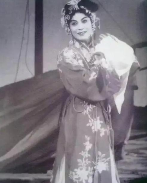 北京某医院，女人躺在冰冷的走廊上，挣扎了整整两天才咽了气。护士整理她的遗体时，突