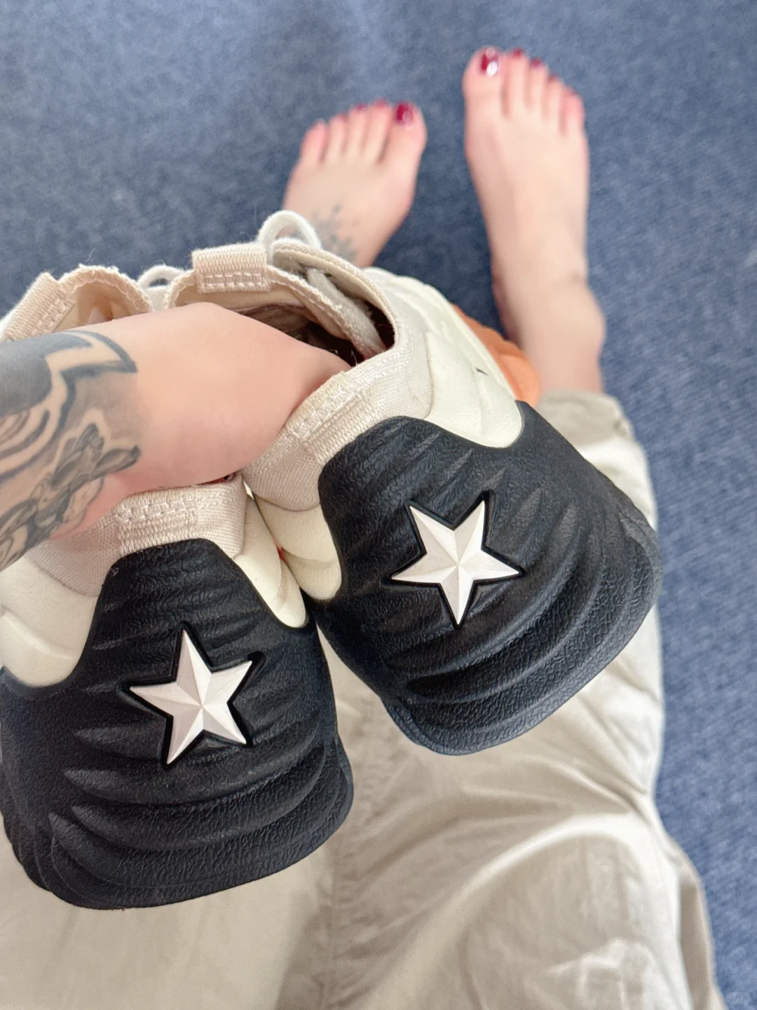 低帮厚底帆布鞋配工装裙