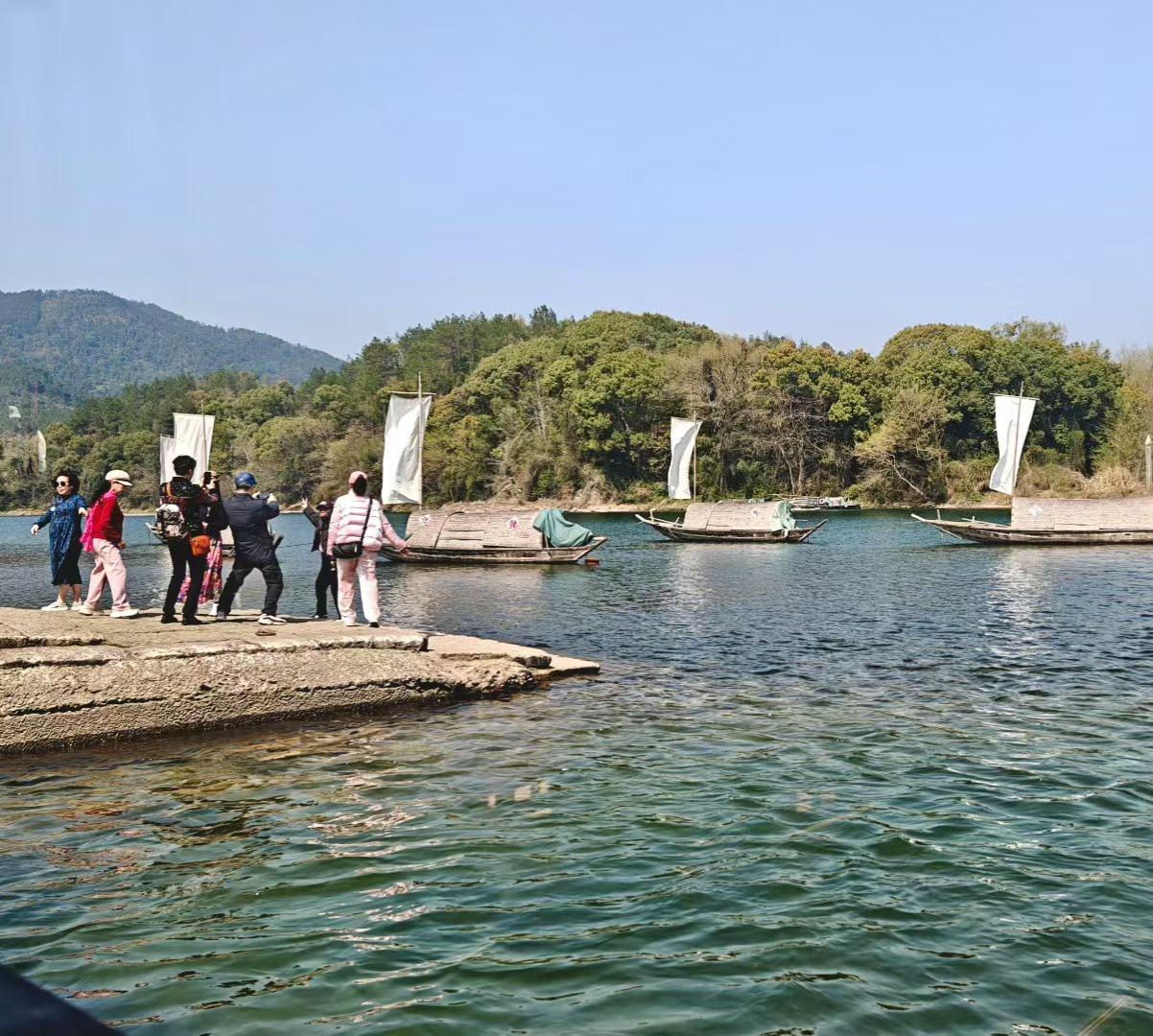 分享一张你随手拍的风光白帆是春的信笺，飘在碧水上，岸边的人把青山绿水，都收进了眼