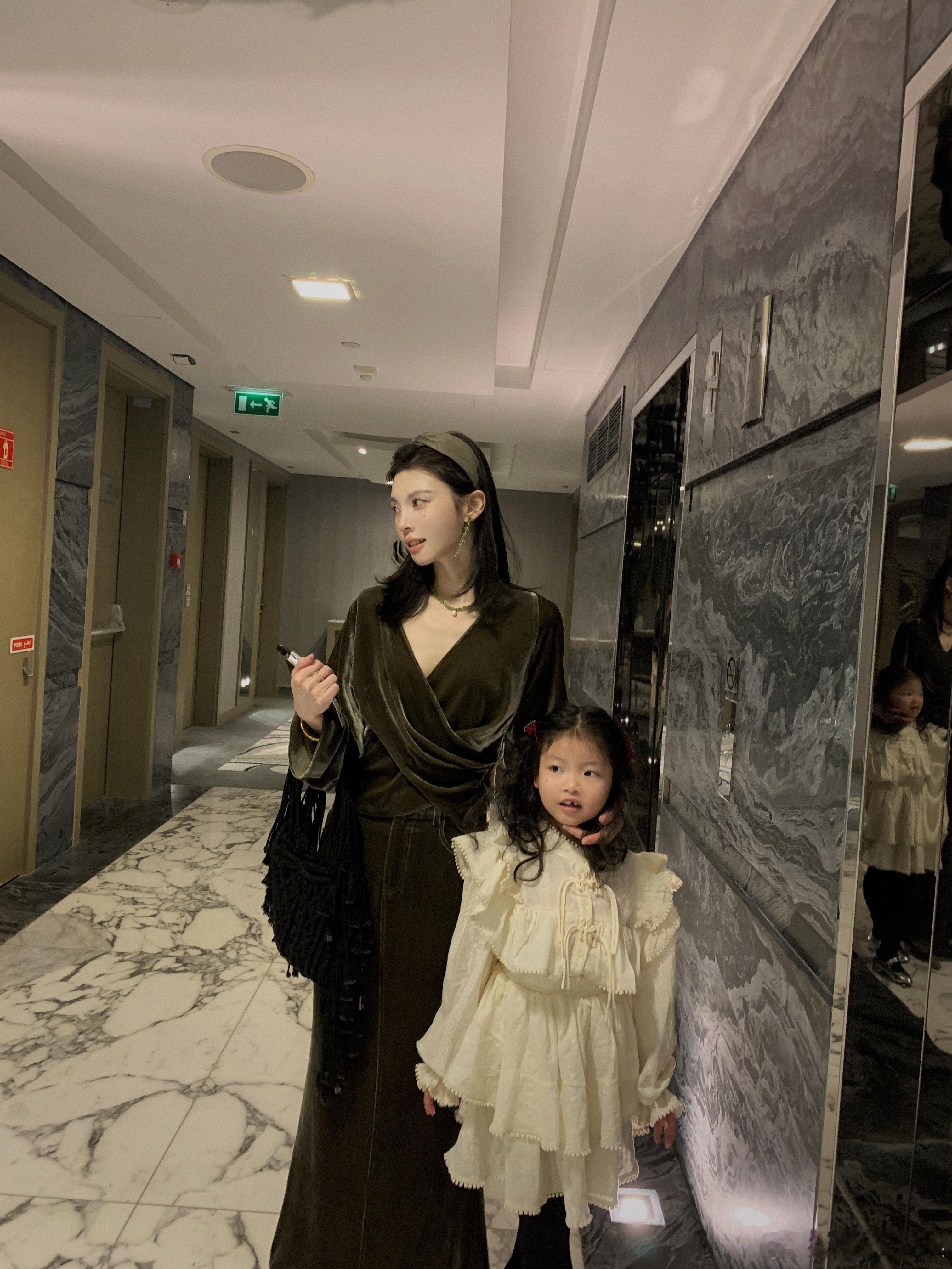 好适合迪拜的一身[兔子]我拍的时候嗯嗯小妞贴在我旁边并且叫我安娜姐姐 哈哈哈哈哈