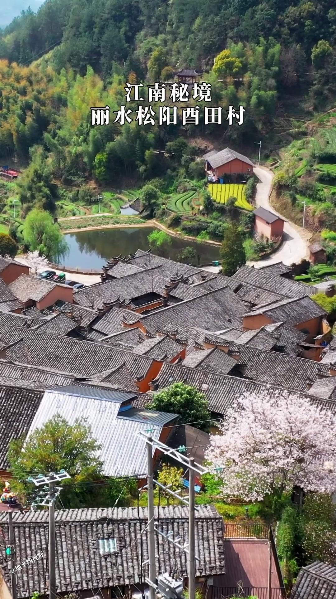 ⛰️酉田村依山而建，黄墙黛瓦的夯土民居错落有致，仿佛一幅立体的水墨画卷。站在村口