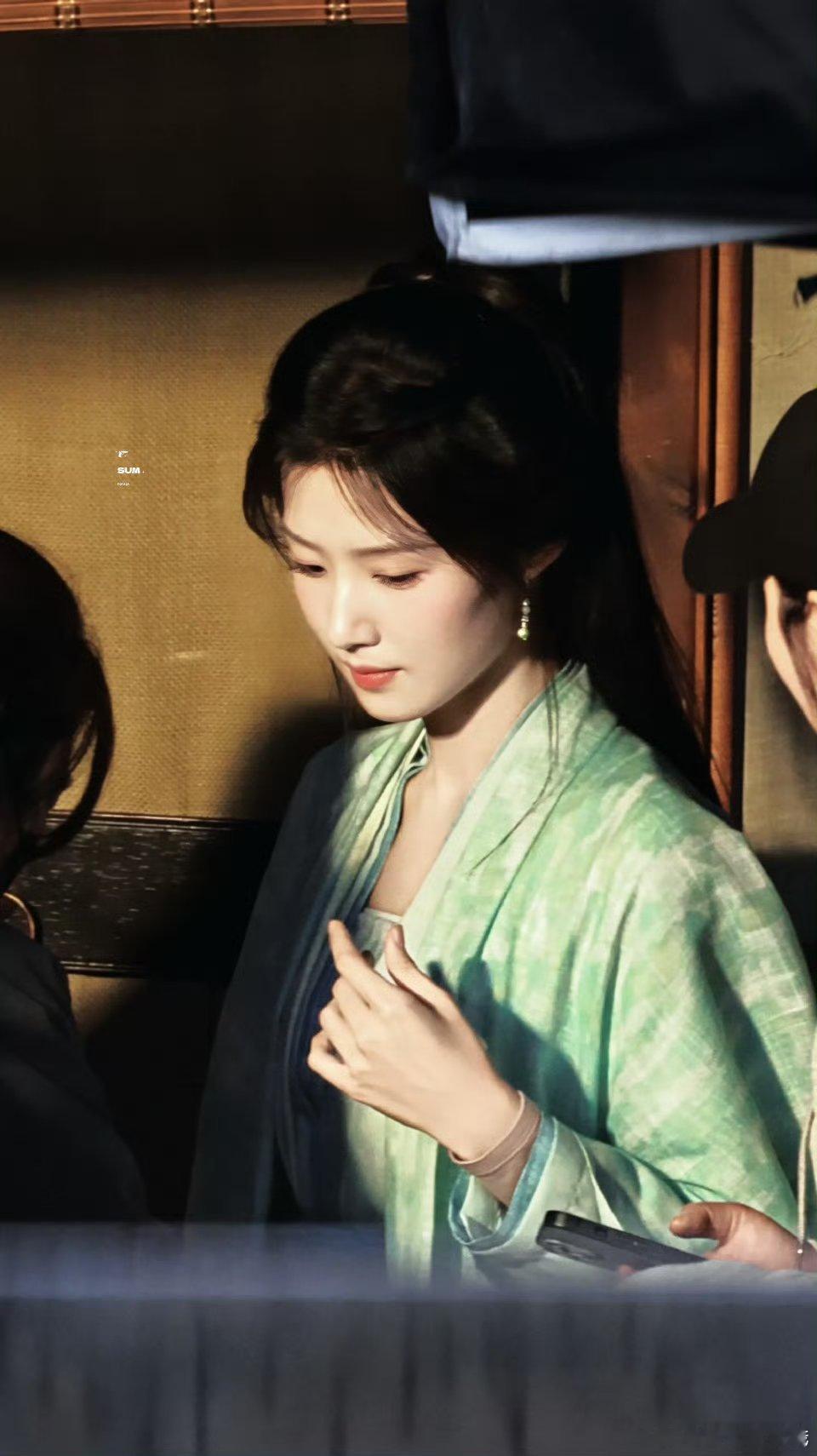 卢昱晓何不同舟渡青衫造型🎋青衫薄 眉尖冷 