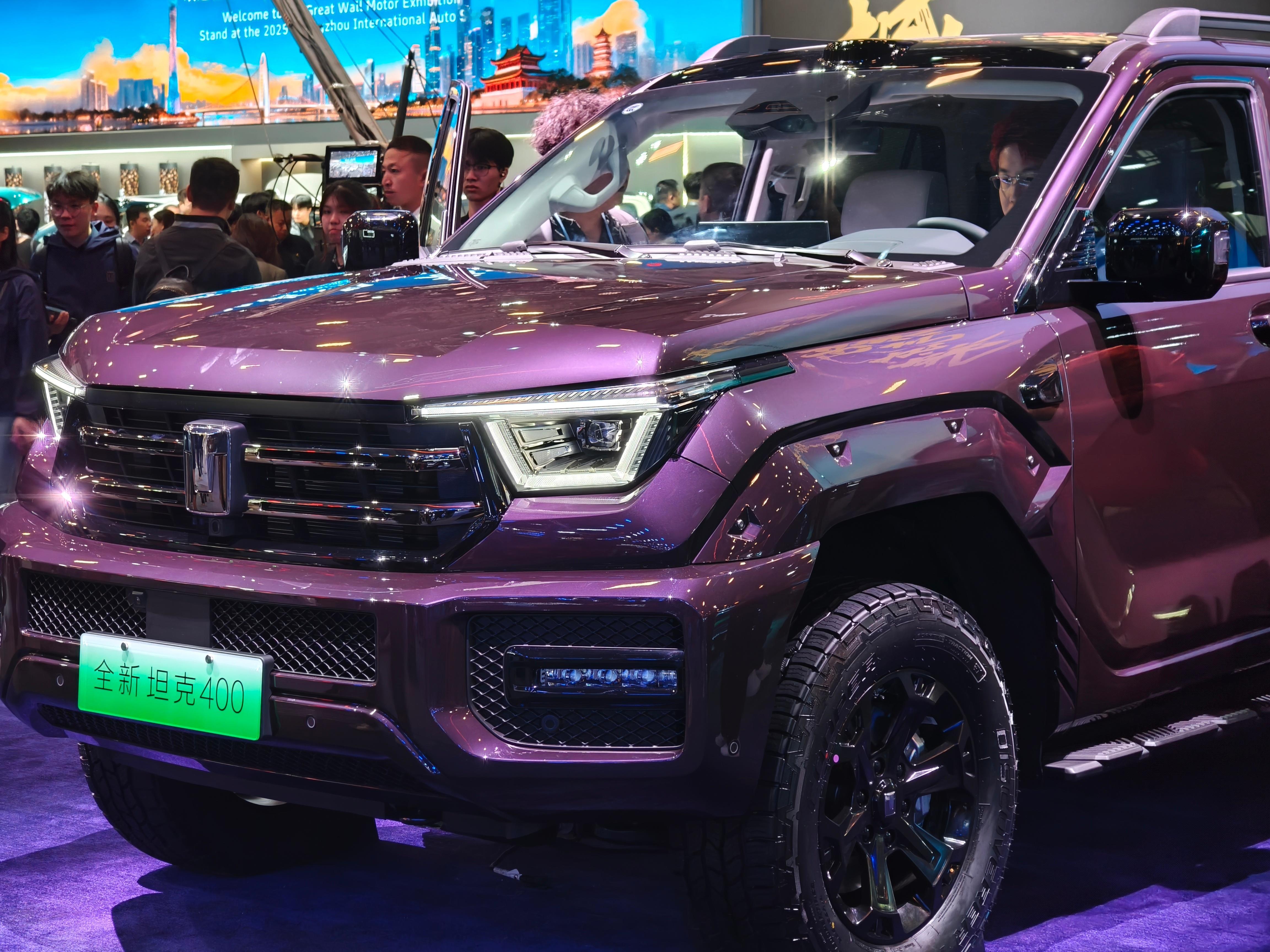 坦克展台的 C 位给到全新坦克400和坦克500，紫气东来的敦煌紫和逢绿必贵的敦