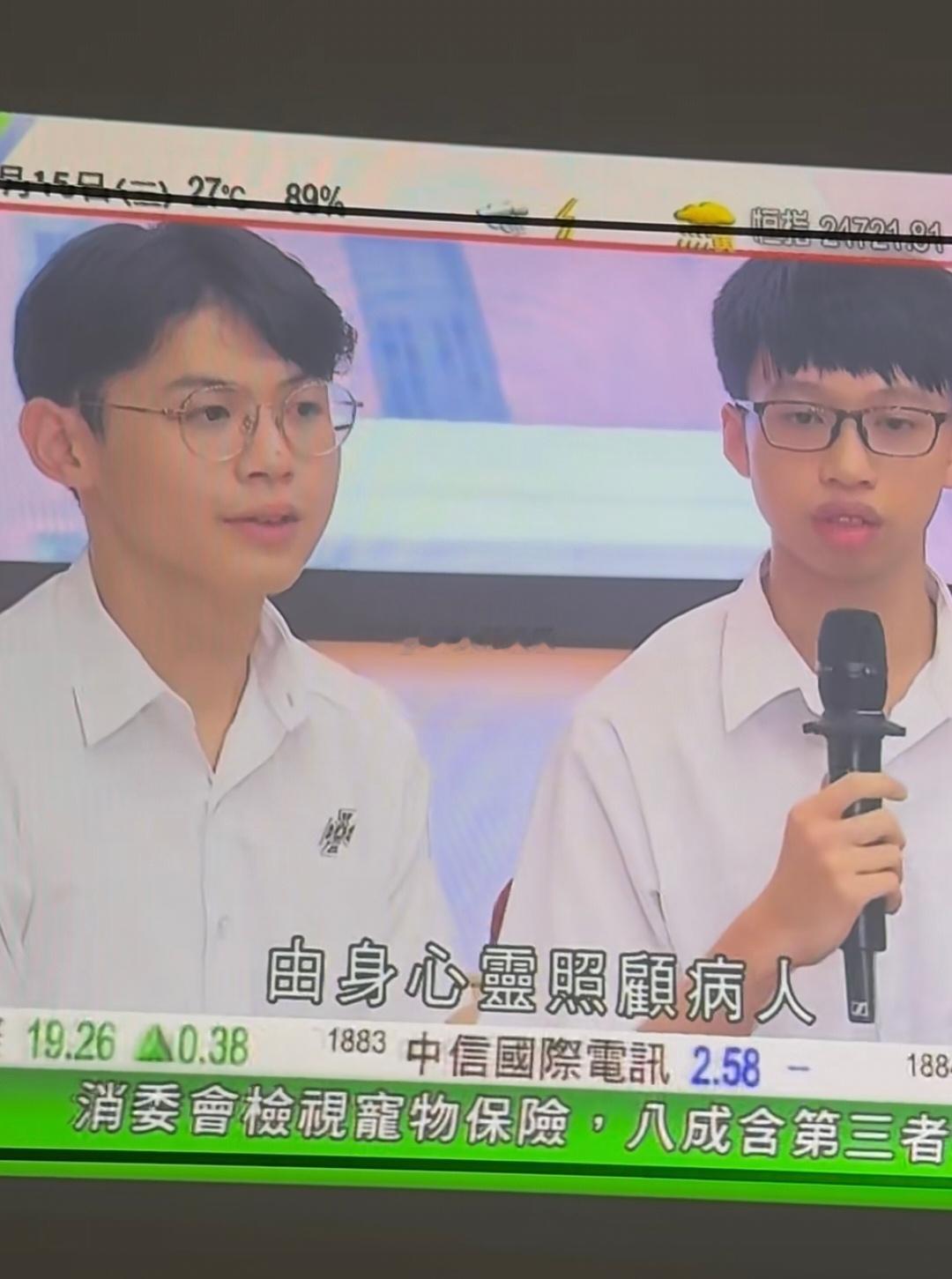 在香港，医生的地位高，工资高，当地高考状元都想去学医。 