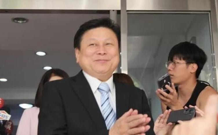 针对傅崐萁8月12日就韩国瑜批评一事，国民党团总召傅崐萁8月12日现身媒体前，仅