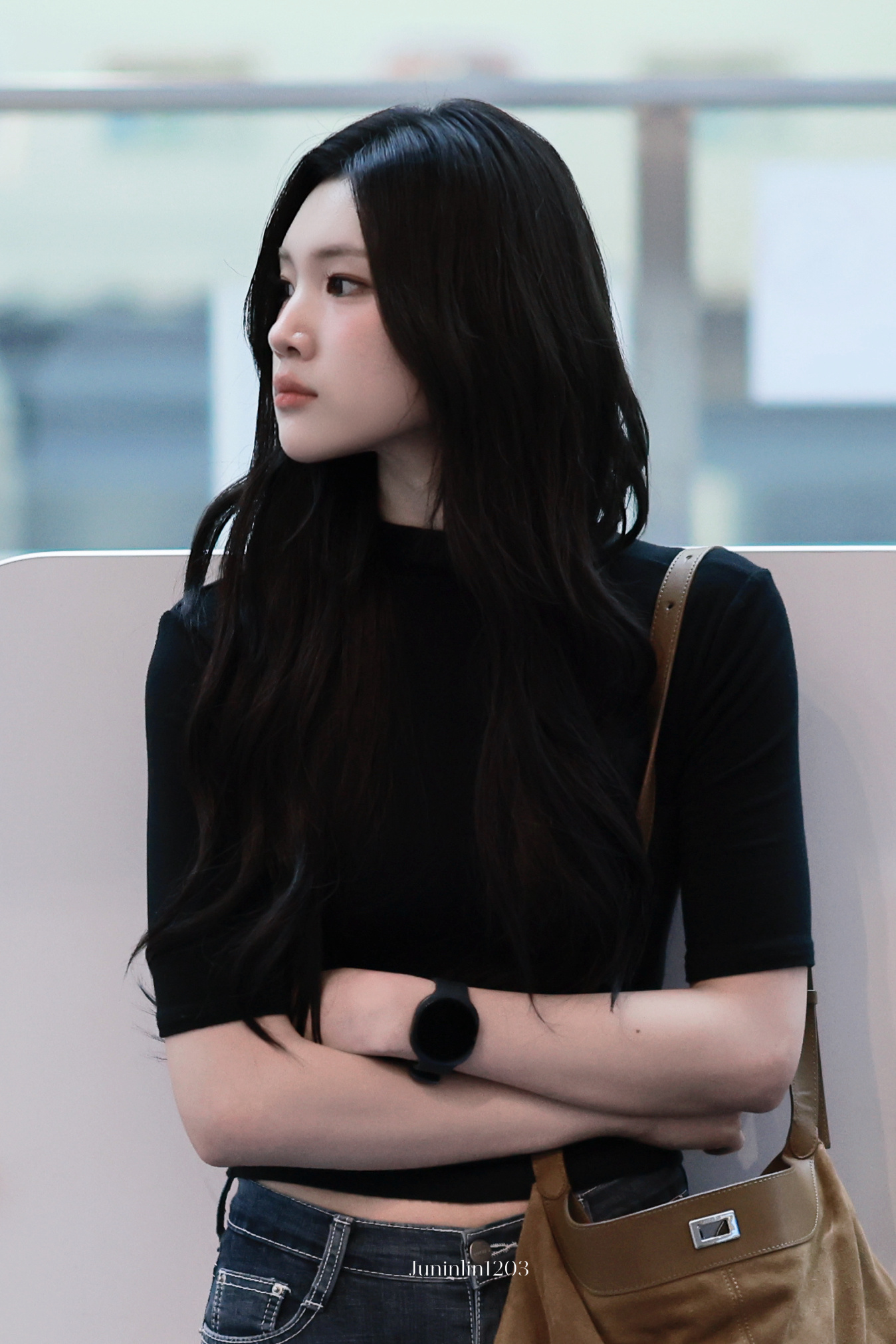 260819 羽田机场出境今天黑长卷太美了🖤 