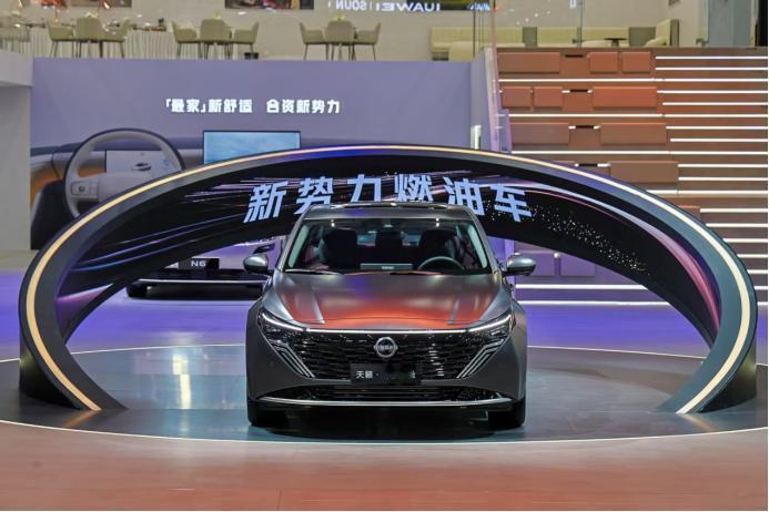 2025 广州车展，全球首个鸿蒙座舱燃油车 —— 天籁・鸿蒙座舱正式上市！限时 