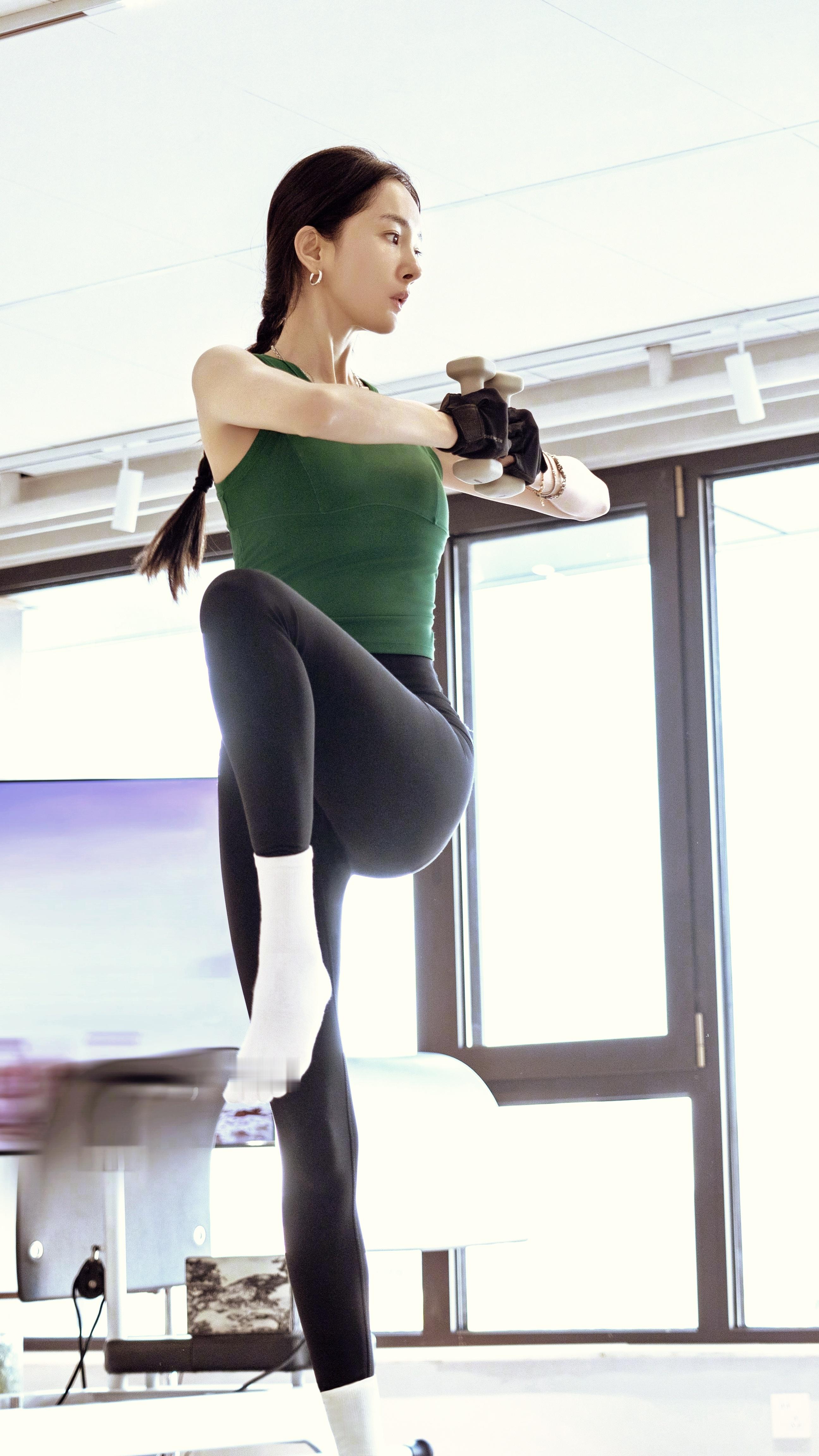 杨幂最新物料：是能量满满的姐姐 