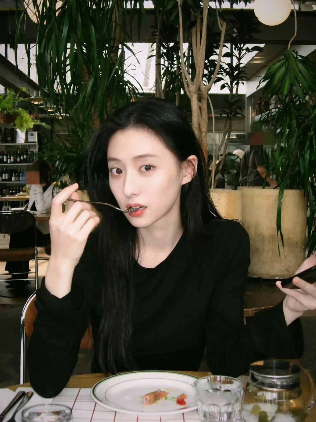 胡连馨，美貌就像脸一样硬核无比 ​​​