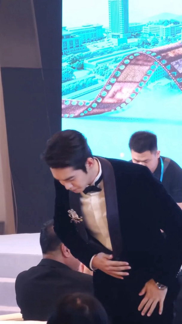 于适的脸和手反差感 于适正装出席《四渡》发布会，好精致贵气的脸蛋，手反而肉肉的，