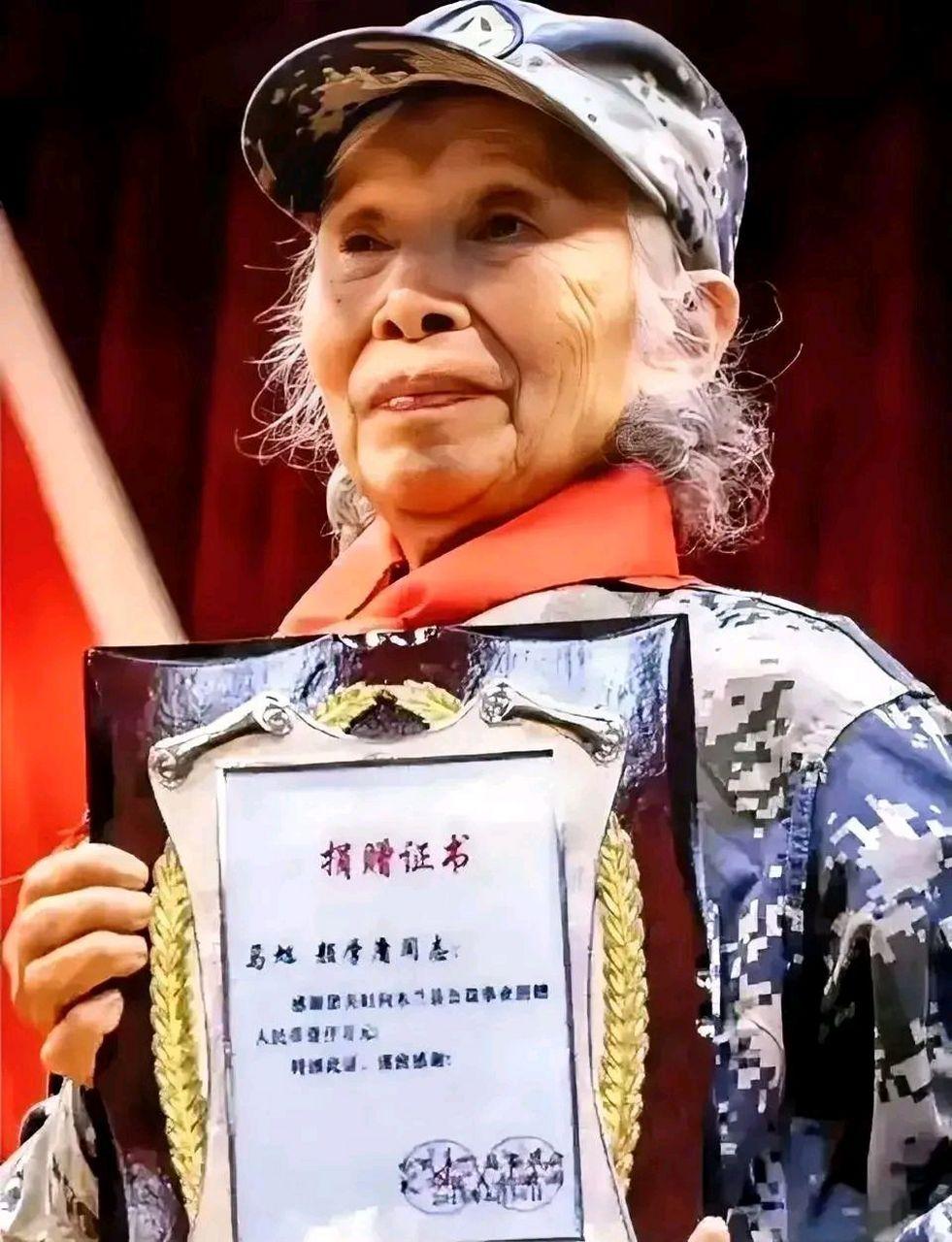 中国首位女空降兵马旭，晚年居住在一套破旧的平房里，然而令人敬佩的是，她将自己积攒