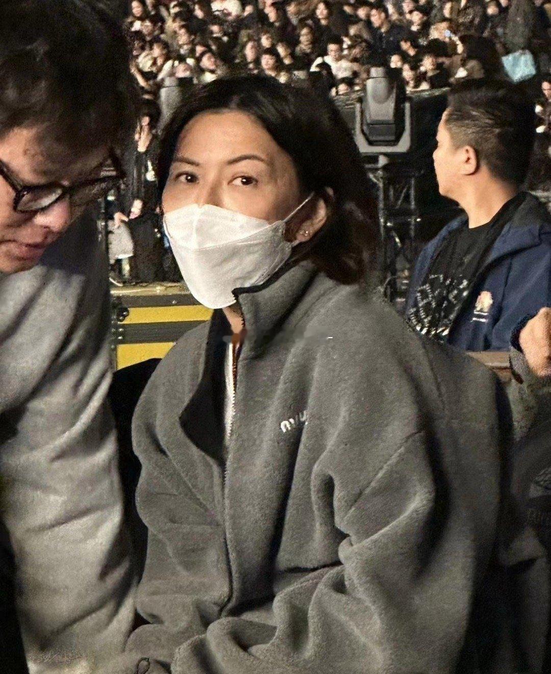 孙燕姿老成大妈了，一点当年天后的影子都没有了！其现身周杰伦演唱会，46岁的她素颜