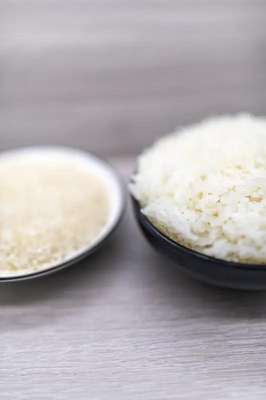 上联：三杯黄米酒
下联：两碗白米饭。