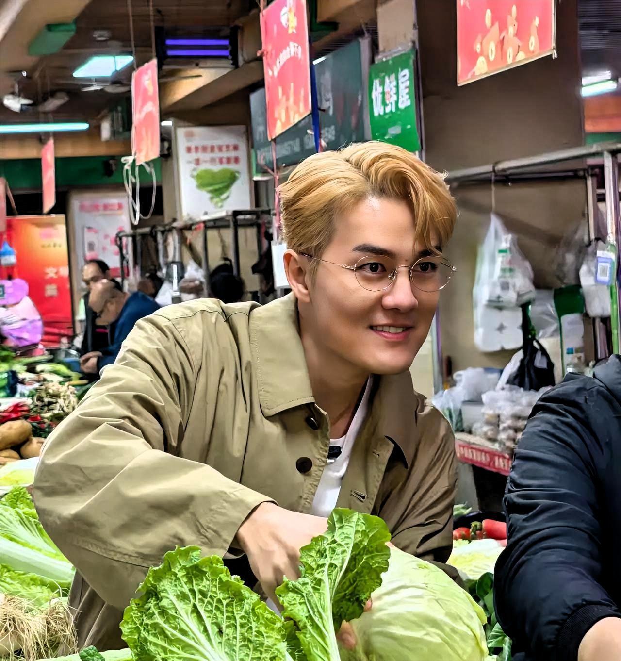 吴克群和窦骁。两个男人。一条分岔路。

吴克群现在在干嘛。凌晨五点挤贵阳的惠农公