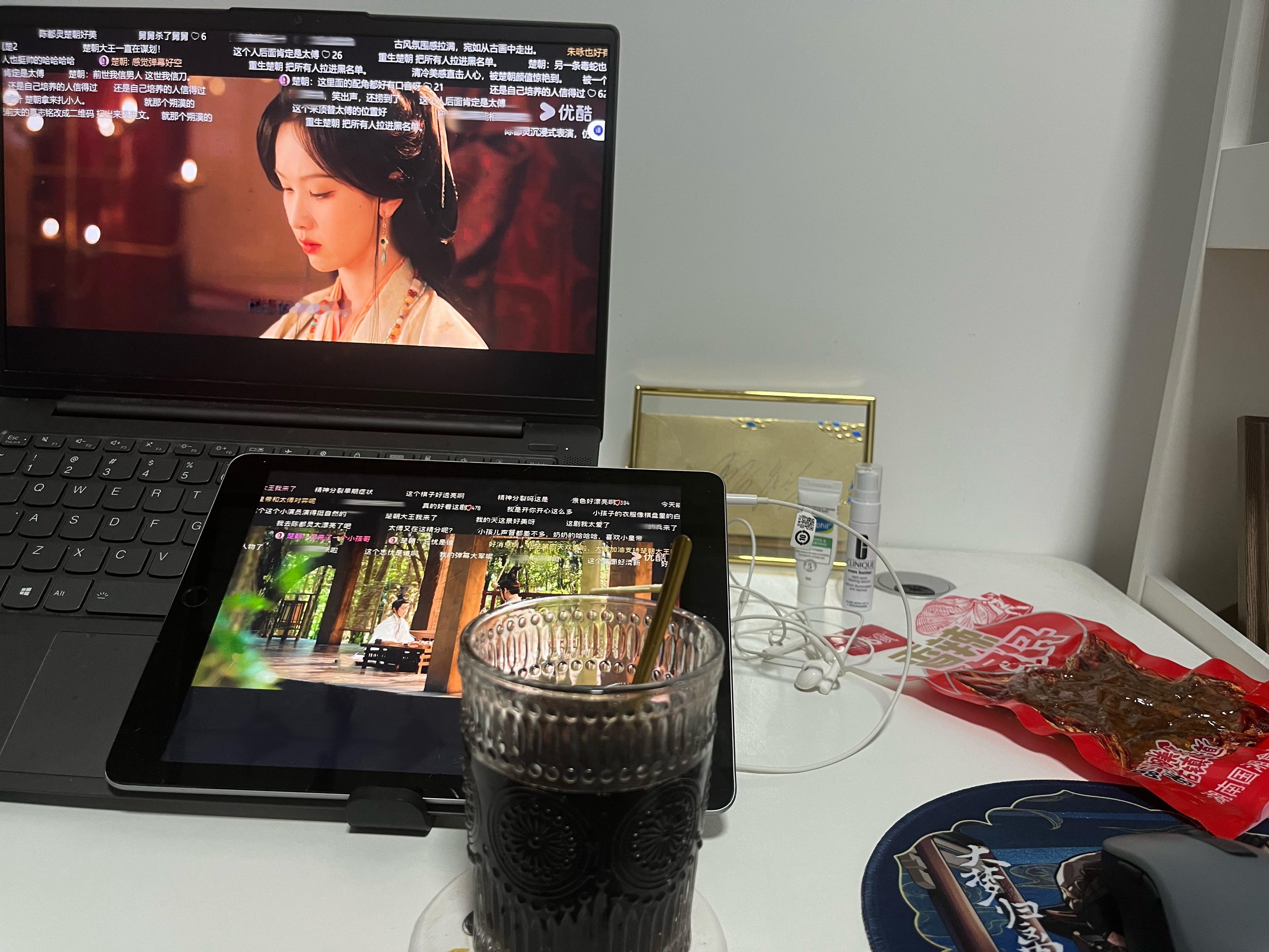 前面睡了三个小时，这会儿醒了～🐟翘楚楚朝 