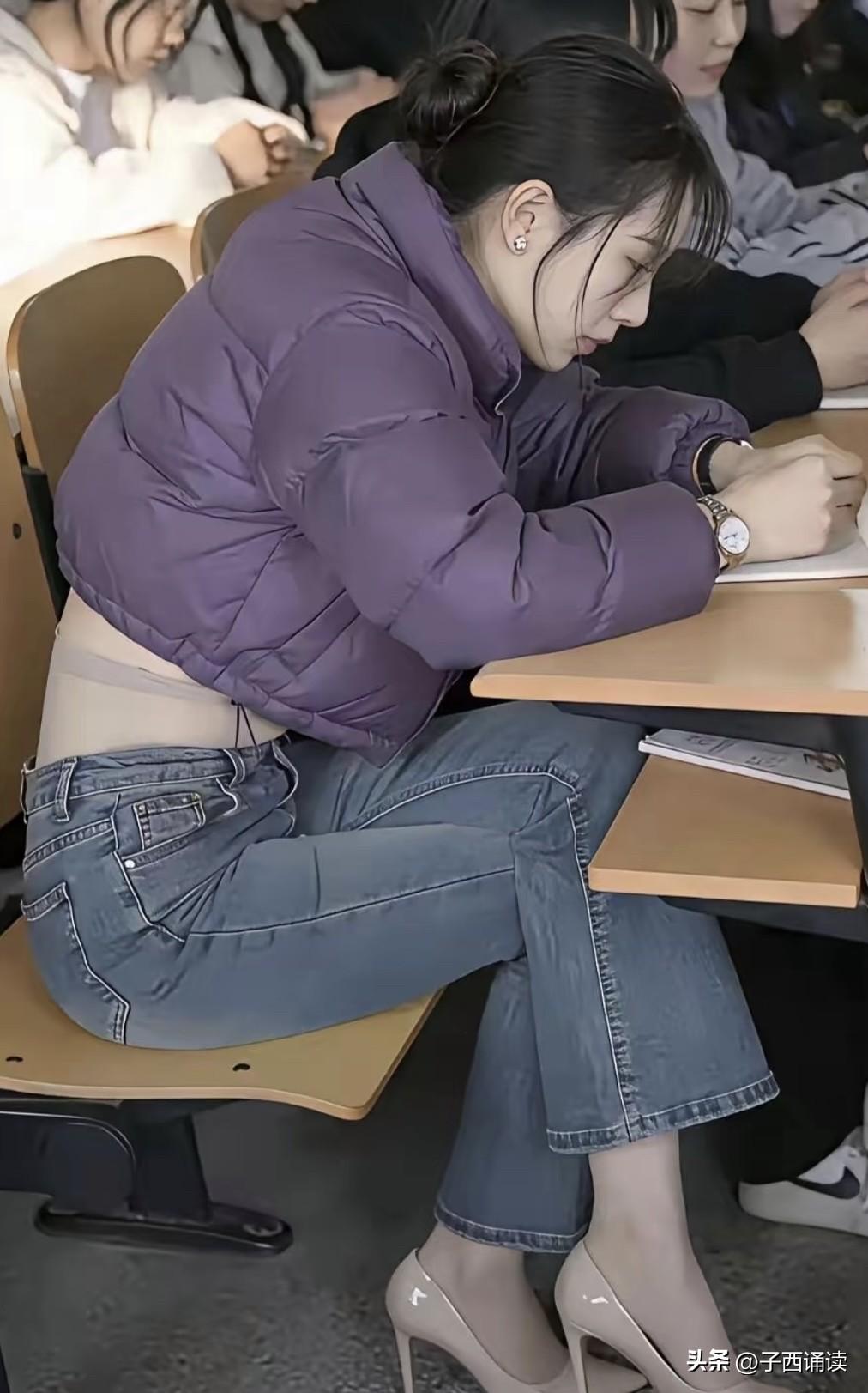 美女，看你这认真学习的样子很可爱，但你这衣服只穿半截，可真是要风度不要温度啊，小