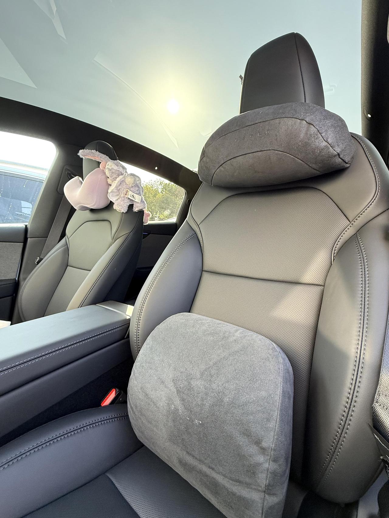 🚗选车载好物，我认同的一点是：别把车里搞成“杂货铺”。
特斯拉内饰本来就干净，