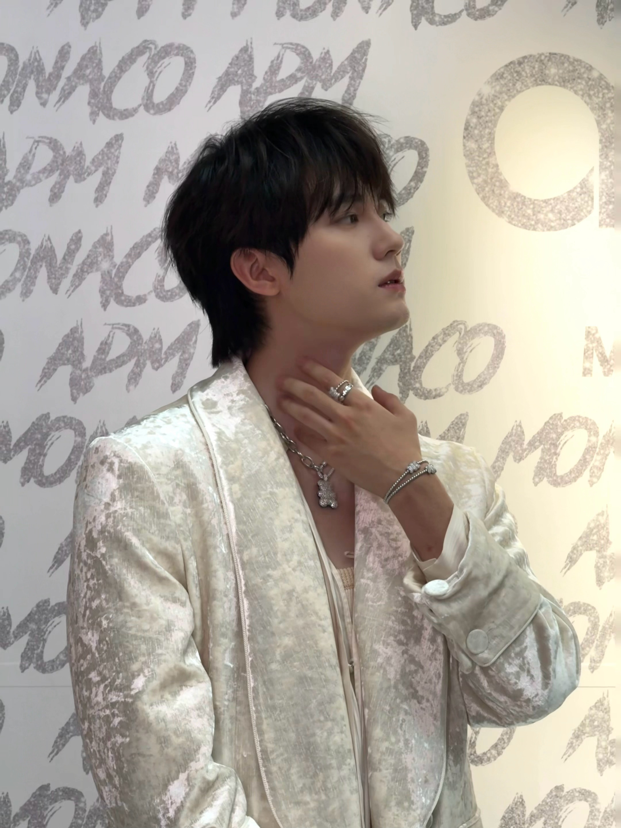 文化交流之夜新加坡站名场面！主动帮穿晚礼裙的女嘉宾装手机，细节处尽显教养与温柔～