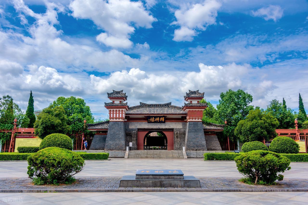 可是后来孙程等人居功自傲，让汉顺帝刘保很不高兴，下诏把孙程等全部免职，改封偏远地