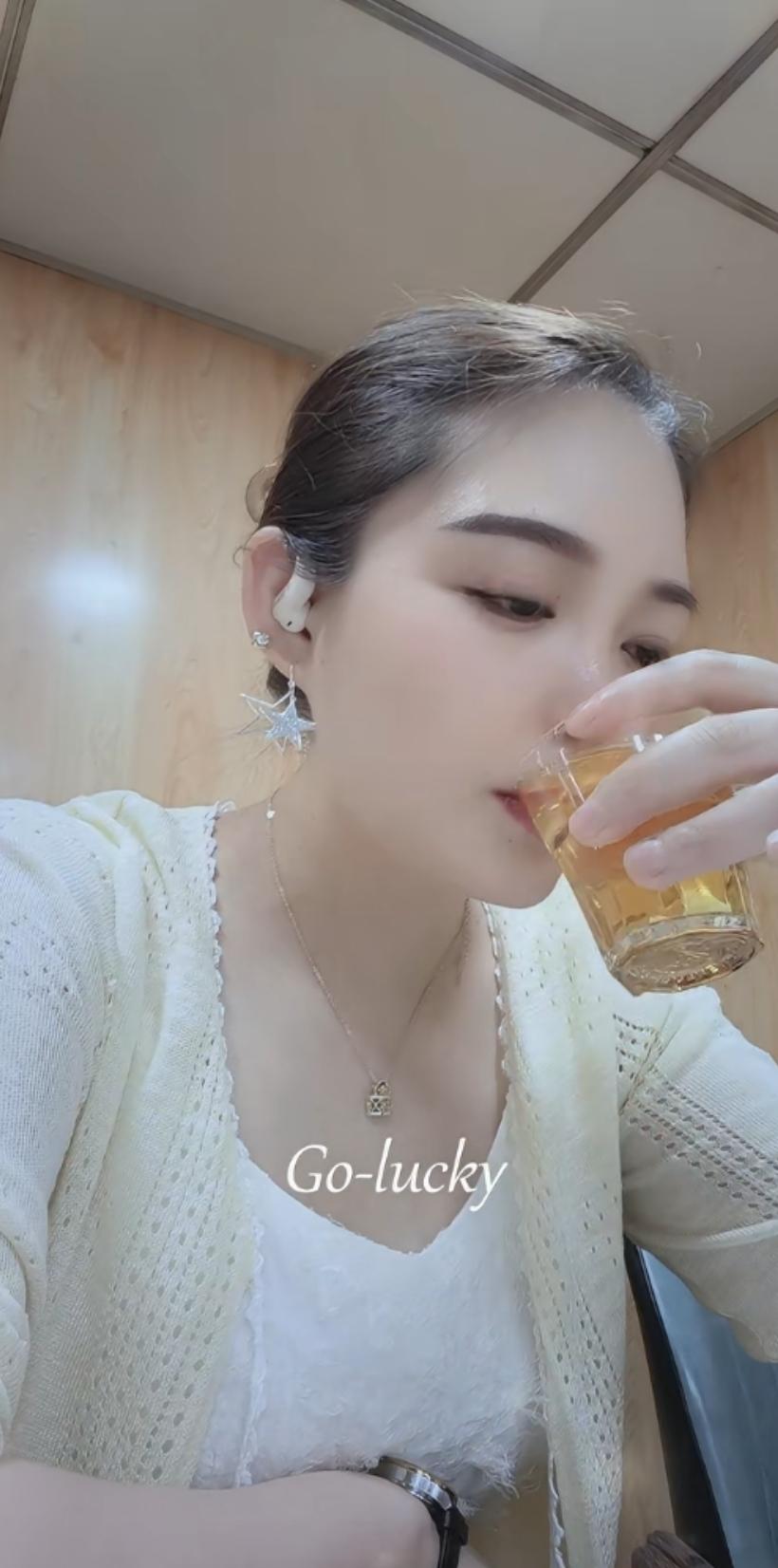品味一杯暖心的啤酒，开启幸运的一天🍵✨轻啜一口啤酒，麦芽的芬芳在舌尖弥漫，恰似