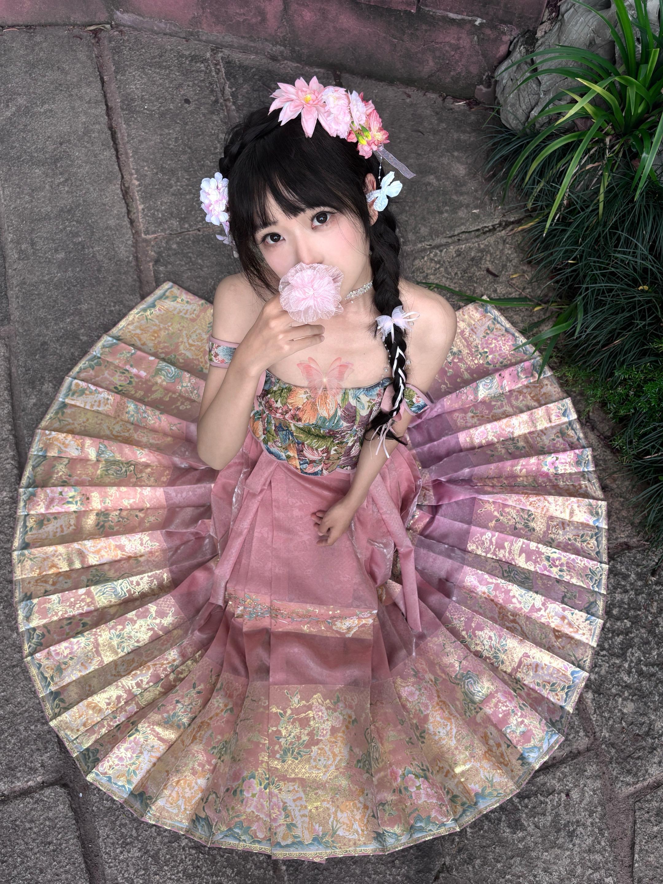 一陂春水绕花身 花影妖娆各占春。