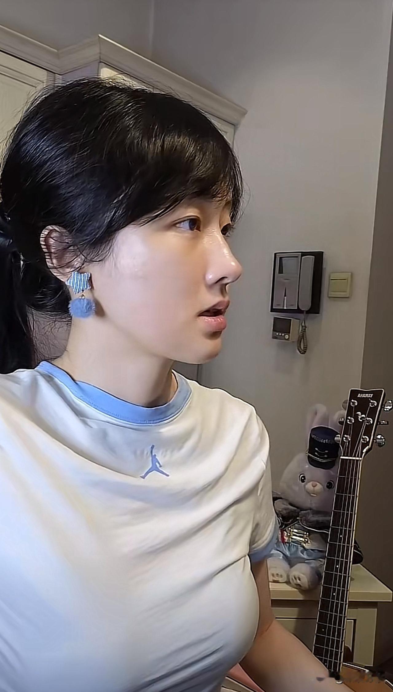 感觉侧脸挺好看，