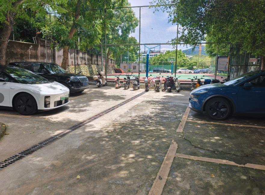 在公司楼下散步，看到了正对着的理想i6和乐道L60很巧了 
