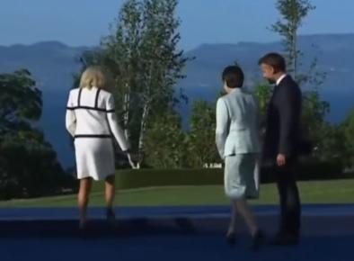 这排面，迎接她的就只有马克龙布丽吉特两人，怎么还笑得出来，马克龙确实会省钱，你怎