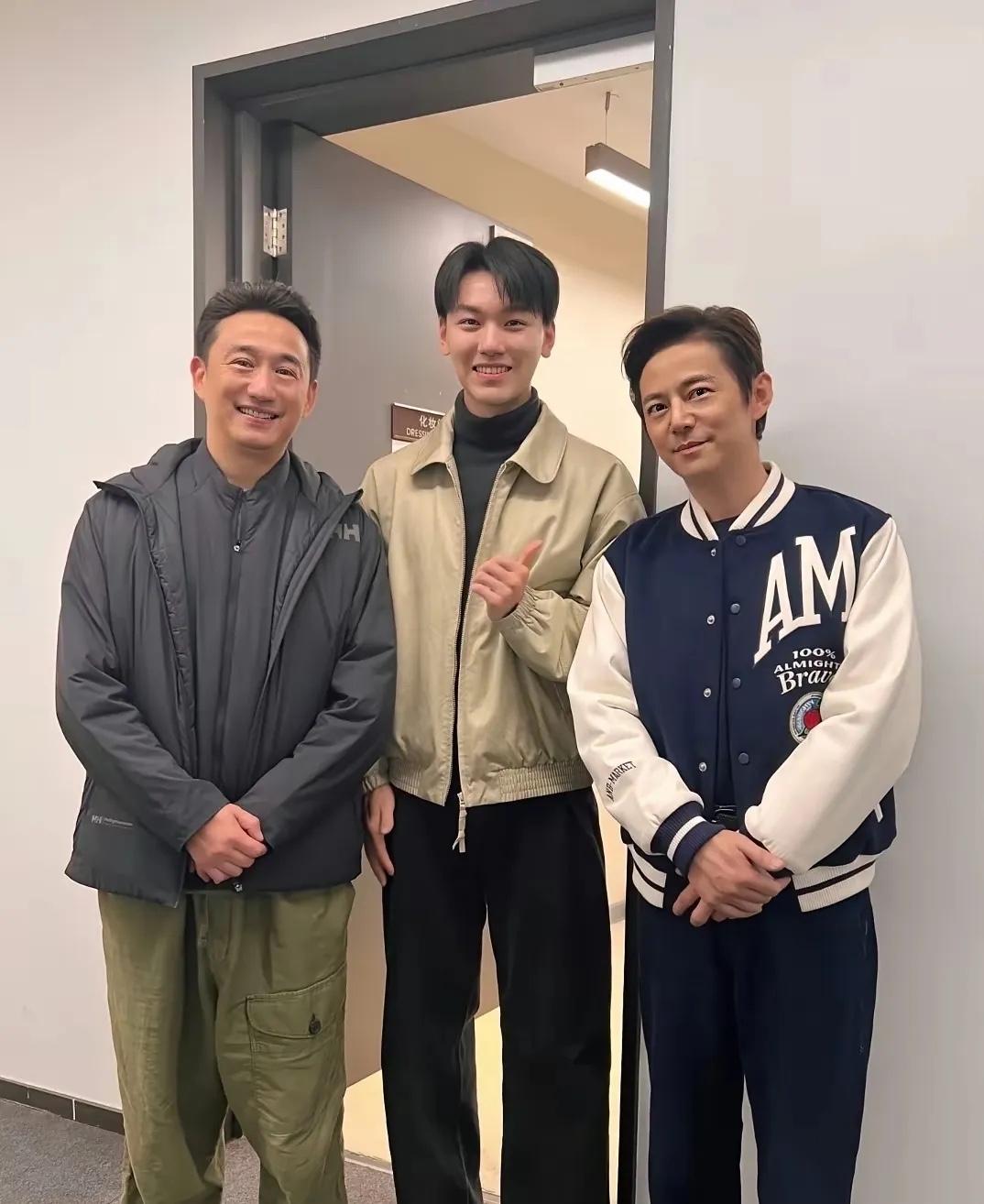 黄磊和何炅我认识，中间这位小伙子是谁？