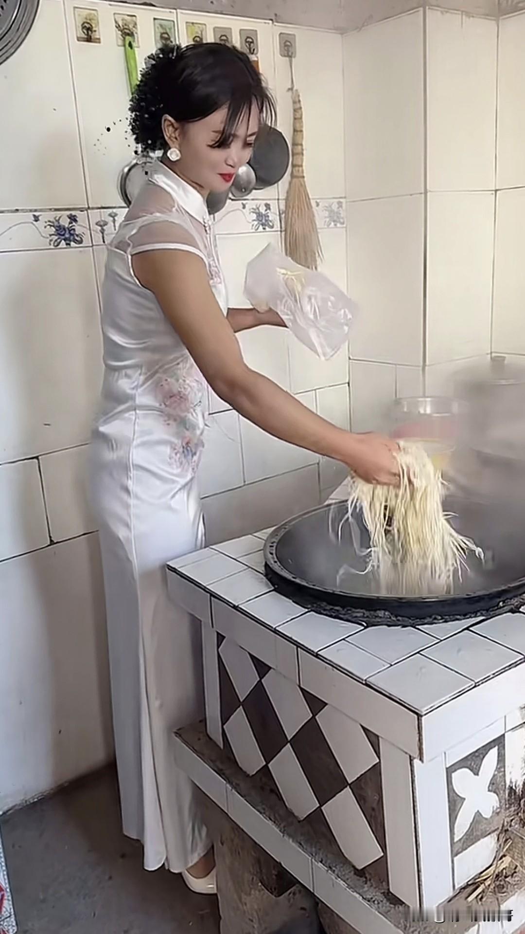 都说面条要煮的有劲道，要给锅加点盐和油，是真的吗？