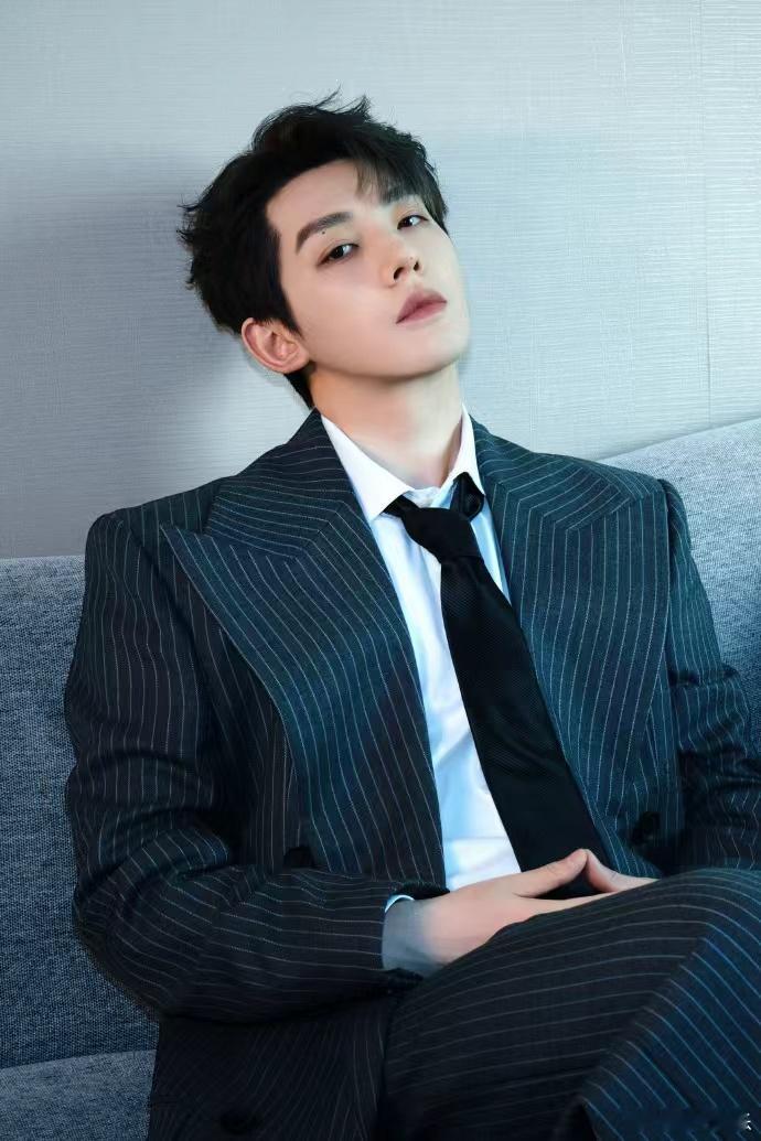 央视官宣邓为邓为条纹西装白衬衫板正感 邓为条纹西装白衬衫板正感，央视官宣邓为，谁