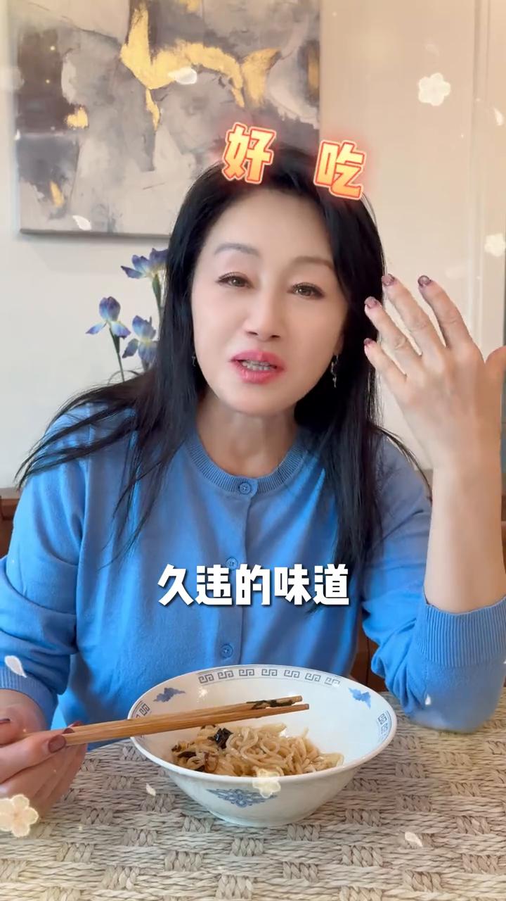 我的拿手菜：葱油拌面。
这个葱油大家看一下，久违的味道。我今天要给大家介绍的就是