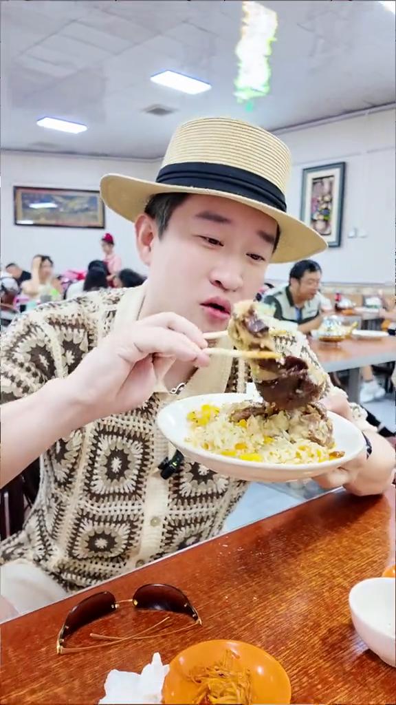 抓饭包子上面都有四个抓饭，加点肉，加肉两个不加肉，薄皮包子要不要？薄皮包子一人俩