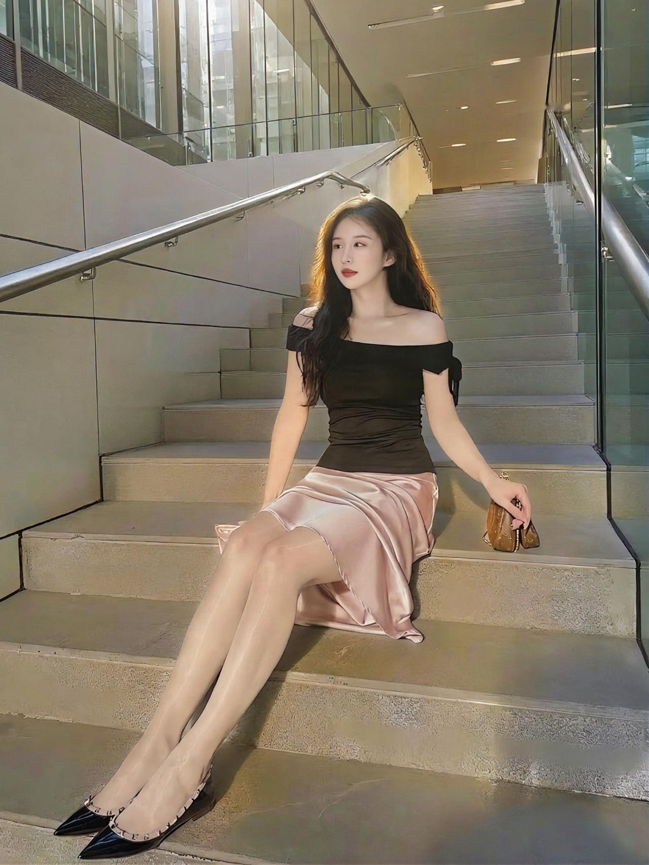 误坠凡间的丝绸女神

当现代建筑的冷峻线条与她相遇，时空仿佛被撕裂出一道华丽的裂