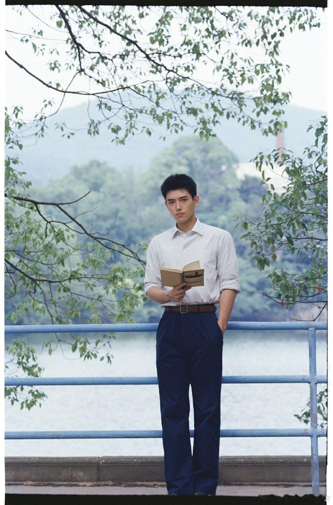 陈飞宇声台形表这一块声线有故事，台词有温度，形体有态度，表演有灵魂。他不是在演戏