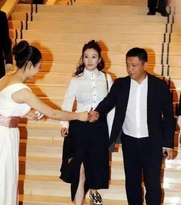 李小冉和她的老公。她的老公是个制片人，两人也算是同行了吧！其实很多女明星都会嫁给